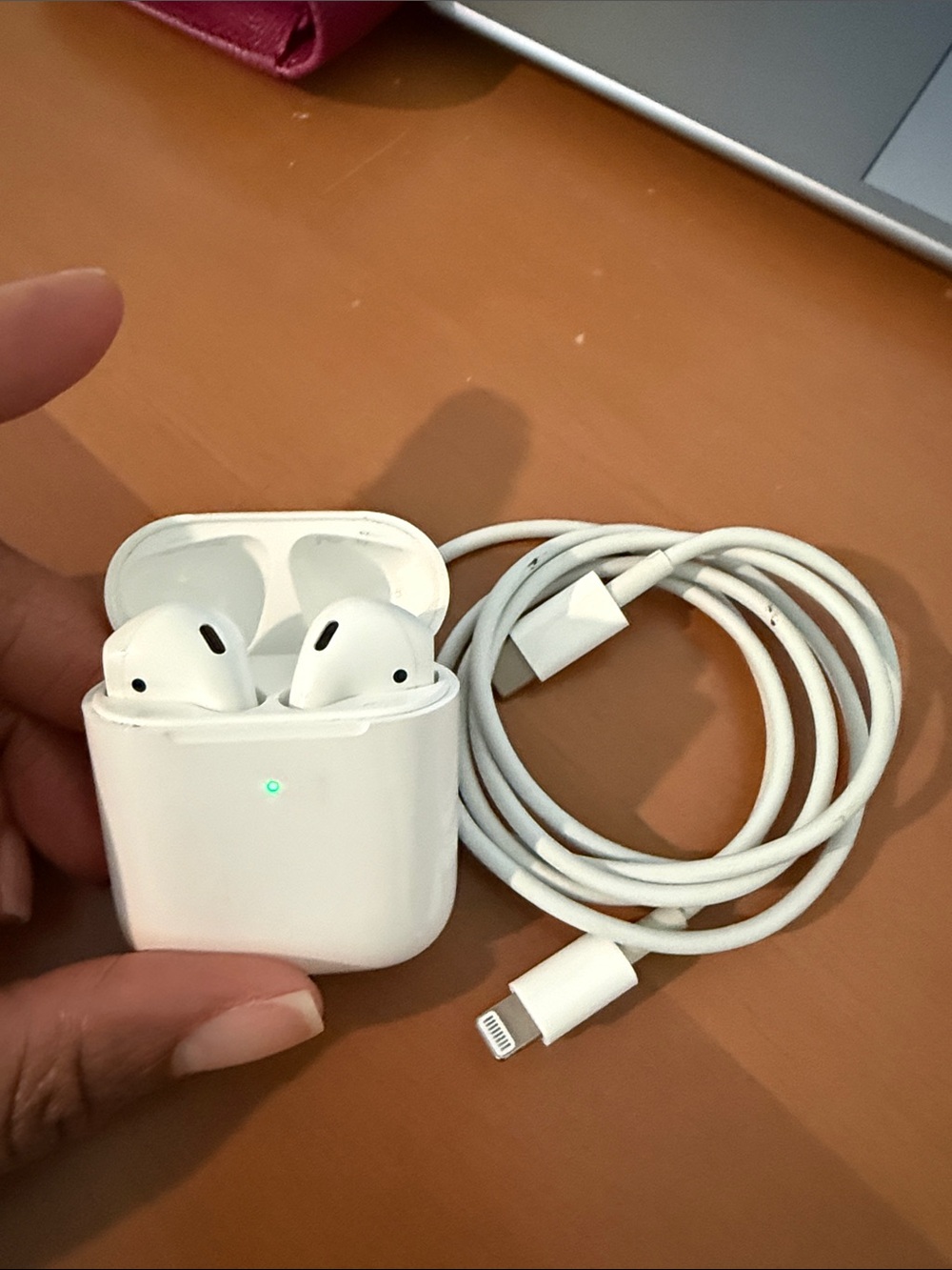 Apple White Wireless Earbuds Charging Case